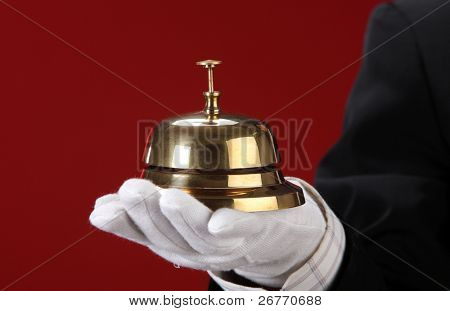 Mann mit Hand Handschuh mit eine Glocke sercive