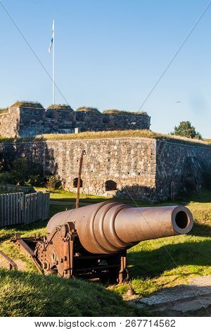 Fortifications And A Cannon At Suomenlinna Sveaborg , Sea Fortress Island In Helsinki, Finland