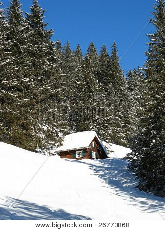 kleines Bauernhaus in Alpen (Elm, Glarus, Schweiz)