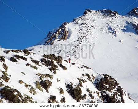 Homem sozinho tocando trompa de alp nas montanhas nevadas