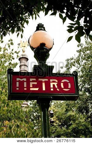 Metropolitain ปารีสลง agains ผนัง