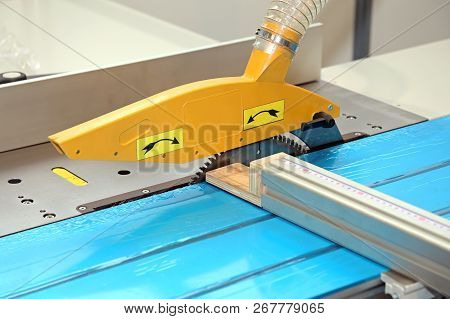 Modern New Table Saw Machine With Safety Protection
