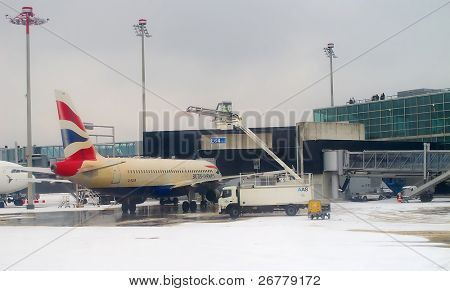 Zurych - 15 grudnia: Do odladzania samolot British Airways przed wziąć od 15 grudnia 2010 r. w Z