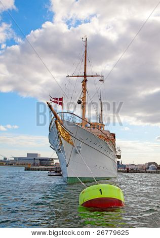 Yate Real danesa en el puerto de Copenhague
