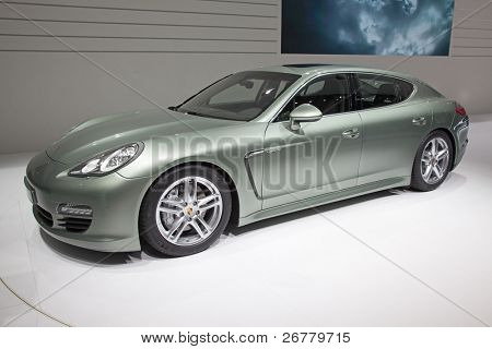 Genf März 8: der Porsche Panamera (Typennummer 970) mit Hybridantrieb auf zeigen bei der 81