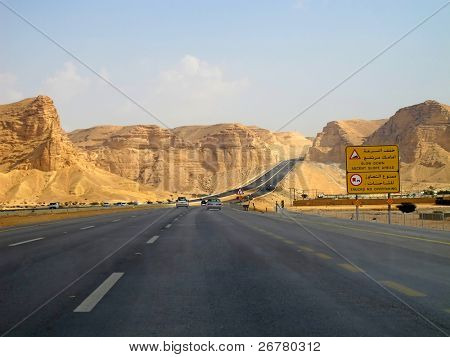 Közúti vályú a sivatagi Riyadh-Makkah(Mecca) highway, Szaúd-Arábia
