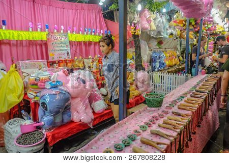 Bangkok/thailand - 24 November 2015:unacquainted Thailand People Or Tourist Playing Thai Local Stree