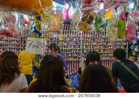 Bangkok/thailand - 24 November 2015:unacquainted Thailand People Or Tourist Playing Thai Local Stree