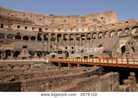 Roma Colosseo interno ampio angolo
