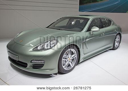 Genf März 8: der Porsche Panamera (Typennummer 970) mit Hybridantrieb auf zeigen bei der 81