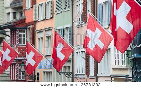 Gamle gade Augustinergasse i Zürich dekoreret med schweiziske flag