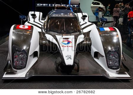 Genf - március 8: A Peugeot racing HYbrid4, a kijelzőn a 81 Nemzetközi Autószalonon Palexpo