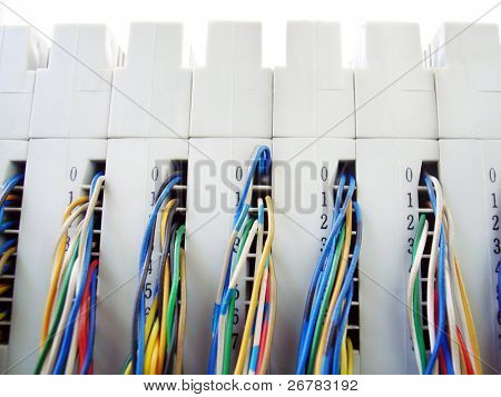 Vista di fili elettrici colorati e cavo