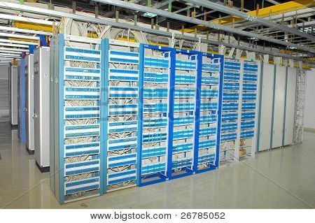 Schuss von Netzwerkkabel und Servern in einem Rechenzentrum Technologie