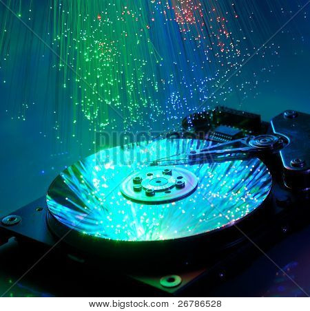 harddisk izolovaných na optické vlákno pozadí více v mém portfoliu