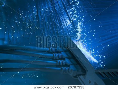 เครือข่ายสายและฮับ closeup ด้วยใยแสงพื้นหลัง