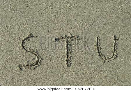 Alphabet Buchstaben s t u handschriftlich in Sand am Strand
