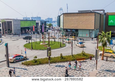 Dubai, Uae - October 21, 2016: Roundabout At The Walk At Jbr In Dubai, United Arab Emirates