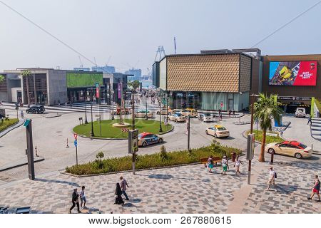 Dubai, Uae - October 21, 2016: Roundabout At The Walk At Jbr In Dubai, United Arab Emirates