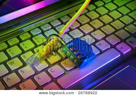Sperre und Netzwerkkabel mit Computer-Tastatur-Hintergrund