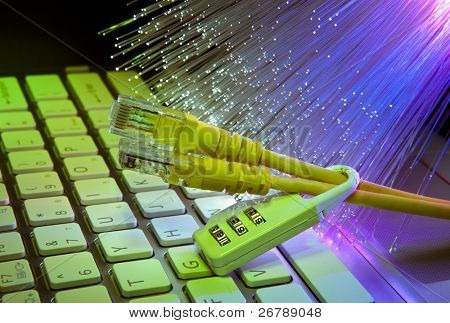 Sperre und Netzwerkkabel mit Computer-Tastatur-Hintergrund