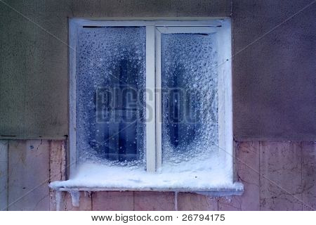 detalles arquitectónicos de la nieve y el hielo cubren de ventana