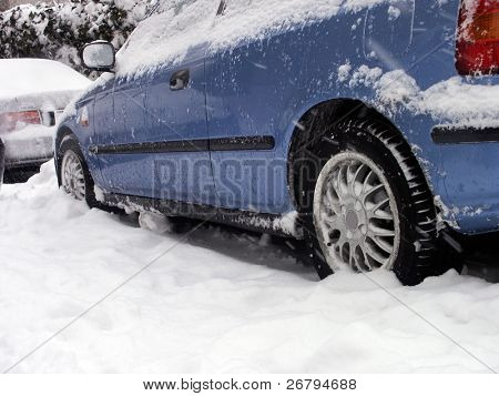 coches aparcados cubren de nieve durante nevando en época de invierno