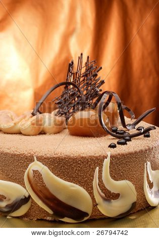 eine eingerichtete Kastanienkuchen auf orange hintergrund isoliert
