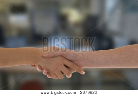 Kobieta uścisk dłoni