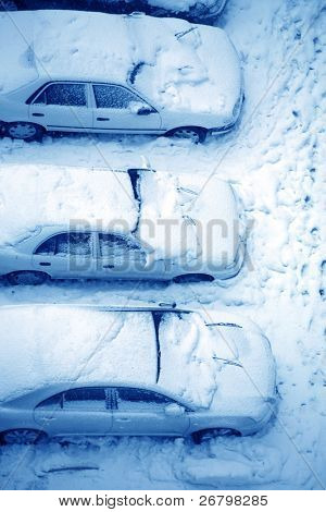vista elevada de nieve cubre coches en estacionamiento