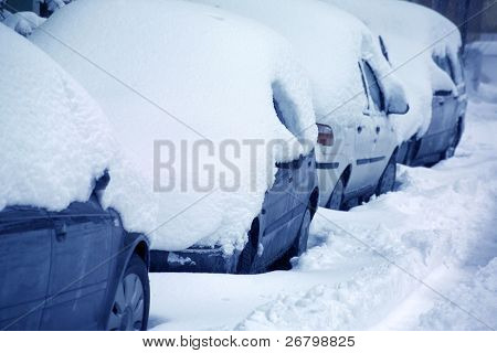 una imagen de nieve cubre coches en estacionamiento