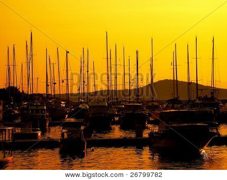 flere både i havnen fra Ayvalik, Tyrkiet