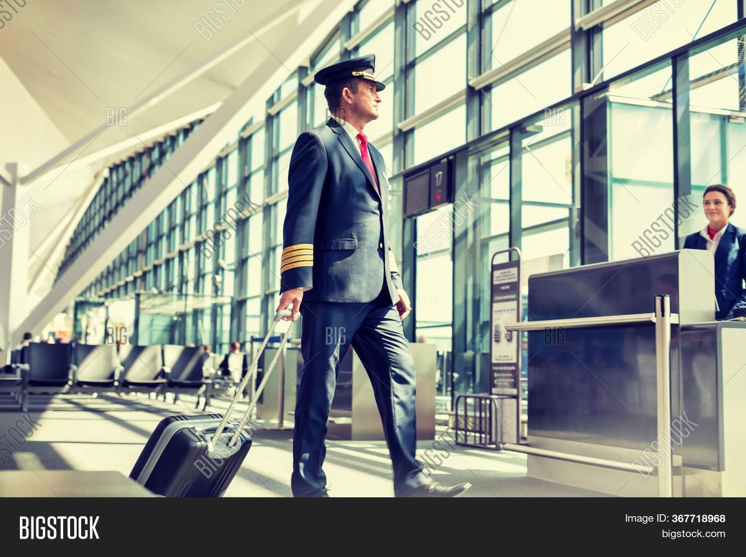 отъехал из отель. Security check airport. I saw paul at the airport. Clerk в аэропорту. Tsa usa.