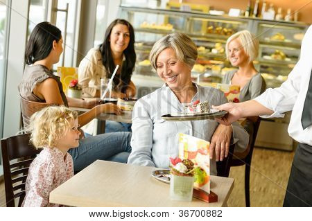 Nonna e nipote attesa torta ordine piatto cameriere café
