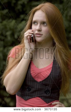Mädchen auf der Suche Telefon in der Ferne