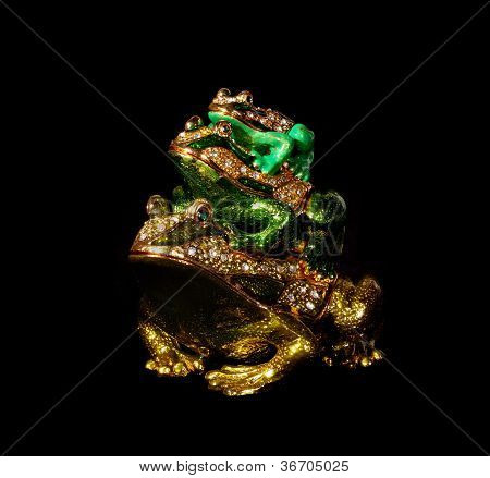 Metallo rospo con cristalli su The Black Background (souvenir)