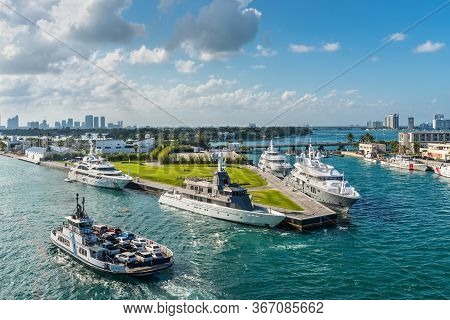 Miami, Fl, United States - April 28, 2019: Luxury Yachts Docked In Biscayne Bay, Miami, Florida, Uni
