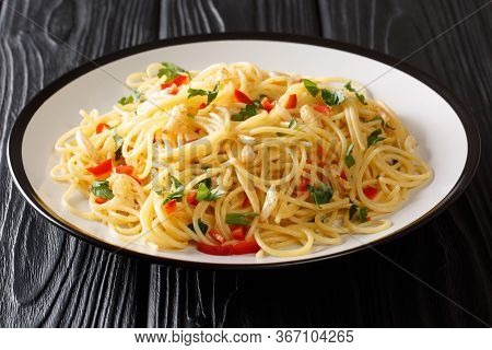 Recipe For Classic Aglio E Olio Pasta With Fried Garlic, Parsley And Hot Pepper Close-up In A Plate.