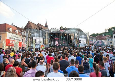BRASOV, Rumænien - 29 juli: Folk på musik Festival Ursus Evolution. Open-Air koncert på Piata Sørensen