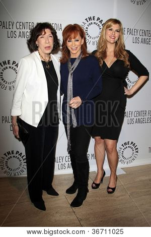 LOS ANGELES - Eylül 11: Lily Tomlin, Reba McEntire, Sara Rue geldi ABC Güz TV önizleme PA