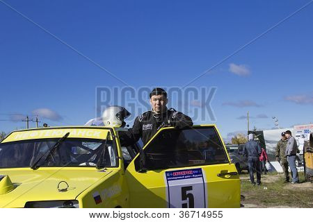 Pilote Nurali contre sa voiture de sport