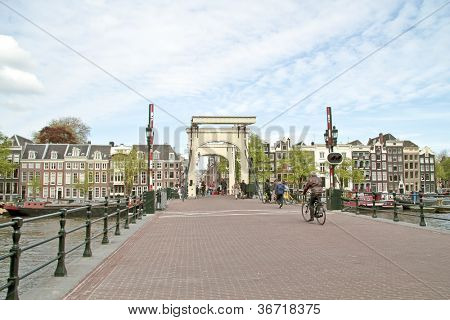 Thiny most v Amsterdamu v Nizozemsku