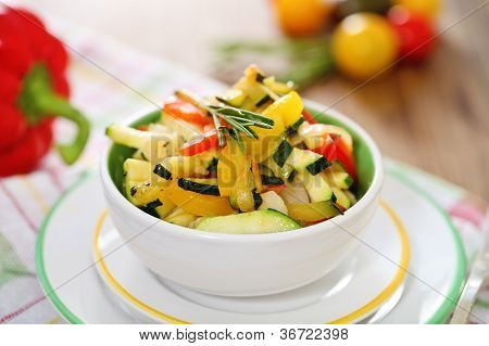 Ratatouille beyaz tabak portre üzerinde