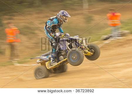 Dynamisk skud af Rider i Quad hoppe