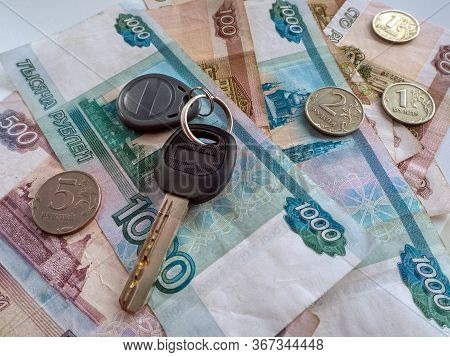The Key With The Keychain Lies On Russian Money. Banknotes Of One Thousand, Five Hundred And One Hun