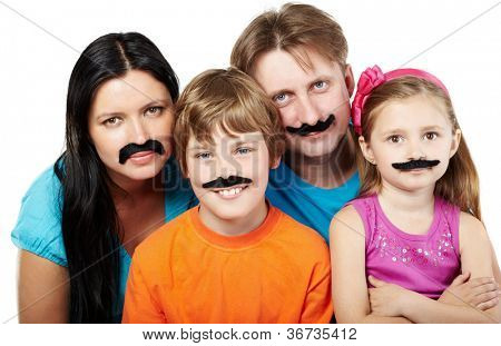 Familie på fire med limet kunstige overskæg.