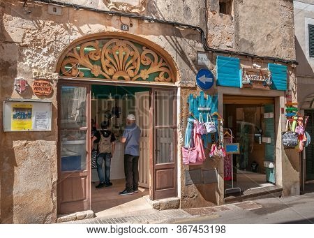 Sineu, Balearic Islands/spain; May/20/2020: Traditional Fishing In Sineu. Seller And Buyers With Glo