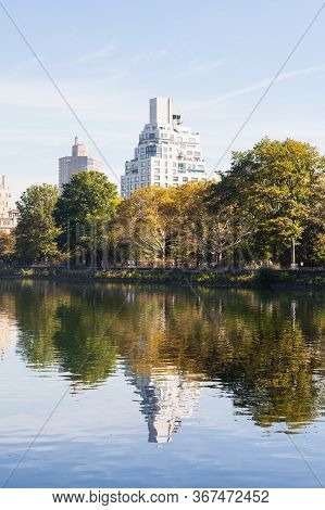 Jackie Onassis Reservoir.  The View Across The Jackie Onassis Reservoir In Central Park, New York Ci