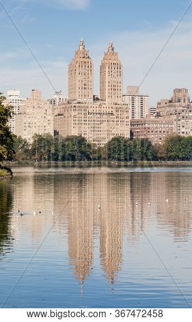Jackie Onassis Reservoir.  The View Across The Jackie Onassis Reservoir In Central Park, New York Ci