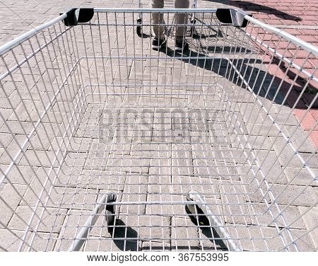 Pandemic Que Distancing